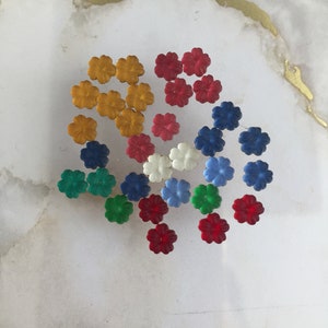 Vintage Glas Cabochon Blumen, 5,5 mm, 24 Stück, hergestellt in Westdeutschland in den 1960er Jahren