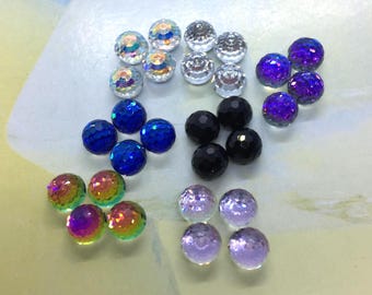 Kryształ Fireball firmy Swarovski o średnicy 6 mm, nr art. 4869 i 4861, wykonany w latach 80. XX wieku, różne kolory i ilości, dostępne różne oprawy