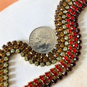 Könnte beinhalten: Eine weiße Keramik-Tasse mit schwarzem Henkel und dem Text "But First, Coffee" in schwarzer, handschriftlicher Schrift. Die Tasse steht auf einer weißen Oberfläche.