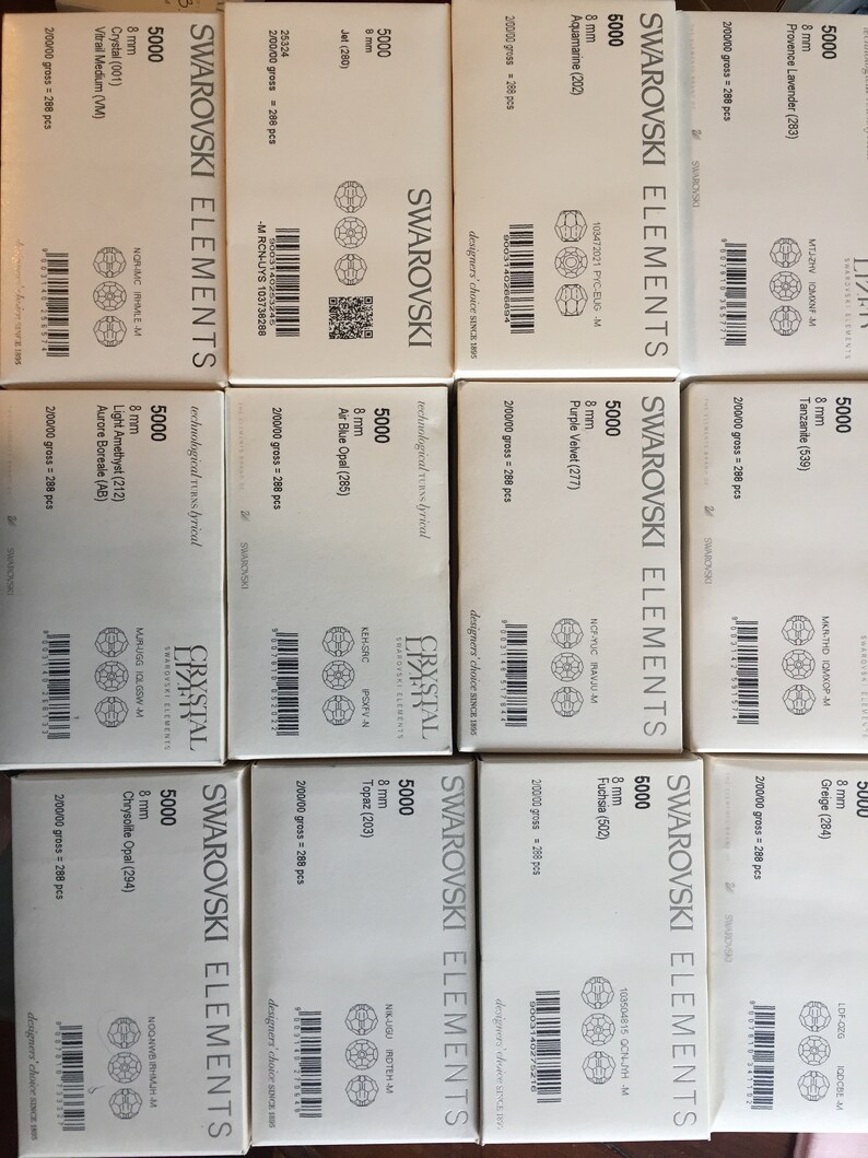 Peut inclure: Une collection de 10 bo&icirc;tes de Swarovski Elements, chacune contenant 5 000 cristaux de 8 mm de diff&eacute;rents coloris. Les bo&icirc;tes sont &eacute;tiquet&eacute;es avec le nom et le num&eacute;ro de la couleur, ainsi que la taille et la quantit&eacute; de cristaux.