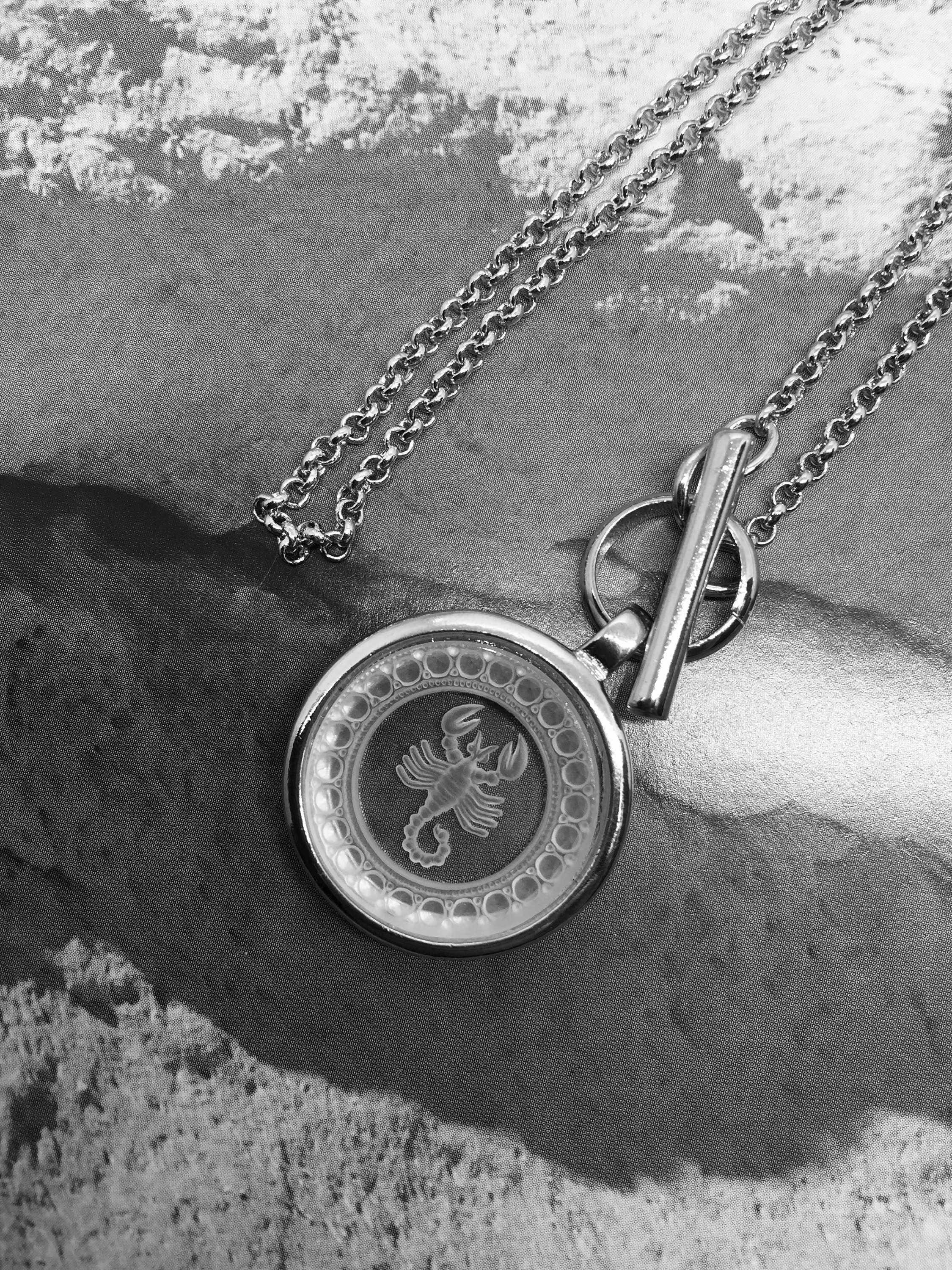 蠍座のインタリオ星座彫刻ガラスヴィンテージペンダント、22 mm、14K 