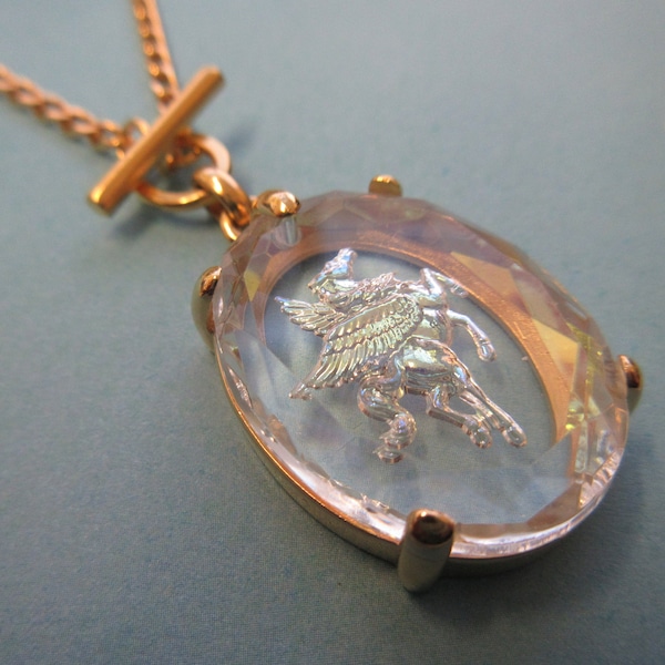 collier pendentif à bascule vintage rare Pegasus allemand en verre taille-douce, 30/22 mm, verre sculpté