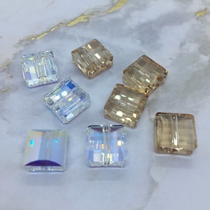 Può includere: Assortimento di perline quadrate in vetro trasparente e marrone chiaro. Le perline hanno un design sfaccettato e sono perfette per la creazione di gioielli.