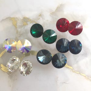 Klasyczny kryształ Swarovski Rivoli o średnicy 12 mm, artykuł nr 1122, opakowania po 6 i 12 szt., różne kolory, cyrkonie, klejenie, osadzanie.
