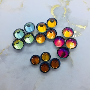 Vintage glazen cabochonsteen 14 mm, kegel, cupcake, made in Germany midden jaren 70, verijdelde achterkant, voor lijmen, werken met klei of hars.
