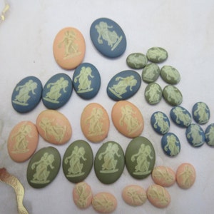 Keramiktransfer Vintage Cabochon oval, Göttin Charites, 18/13, 14/10 und 8/6 mm, Deutschland 1960er Jahre