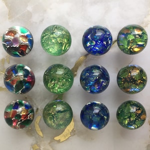Cabochon in opale di vetro vintage da 14 mm, prodotto in Germania intorno agli anni &#39;50, vari colori, per incastonatura, incollaggio e cucitura