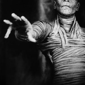 Op de afbeelding: Een zwart-wit afbeelding van een mummie met verbanden om het lichaam. De arm van de mummie is uitgestrekt en het gezicht is gedetailleerd met rimpels en een serieuze uitdrukking. De afbeelding heeft een dramatisch, horror thema.