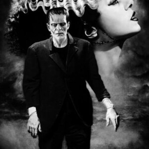 Peut inclure: Image en noir et blanc de Frankenstein, vêtu d'un costume noir, avec le visage et les cheveux de sa fiancée en arrière-plan. Le monstre a une expression sévère et une main tendue. Les cheveux de la mariée sont coiffés en zigzag.