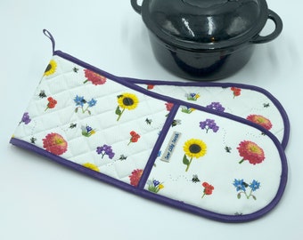 Double oven gloves in original Bee Garden design