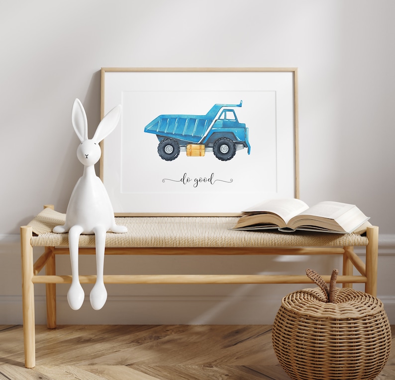 Op de afbeelding: Een aquarel-illustratie van een blauwe kiepwagen met een doos op de laadbak. De vrachtwagen staat op een witte achtergrond met de tekst "do good" eronder.