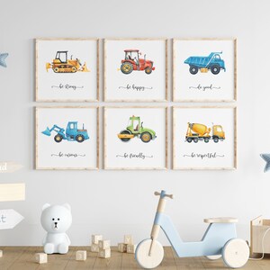 Op de afbeelding: Zes ingelijste prints met aquarel illustraties van bouwvoertuigen, elk met een andere inspirerende boodschap. De boodschappen zijn "wees sterk", "wees gelukkig", "doe goed", "wees nieuwsgierig", "wees vriendelijk" en "wees respectvol".