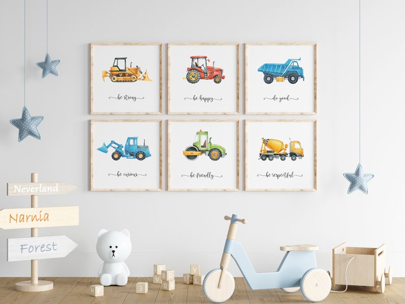 Op de afbeelding: Zes ingelijste prints met aquarel illustraties van bouwvoertuigen, elk met een andere inspirerende boodschap. De boodschappen zijn "wees sterk", "wees gelukkig", "doe goed", "wees nieuwsgierig", "wees vriendelijk" en "wees respectvol".