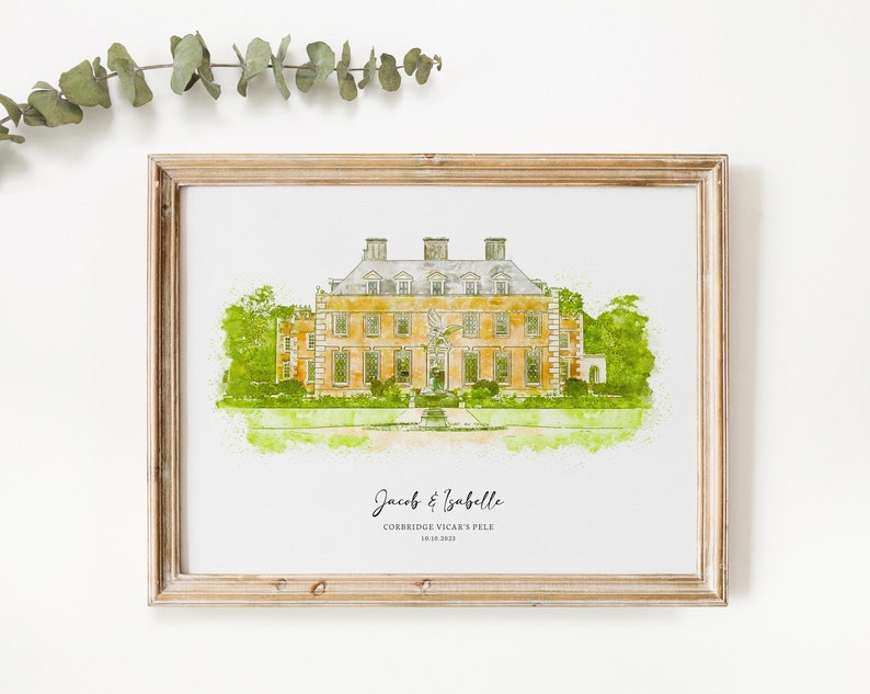 K&ouml;nnte beinhalten: Ein Aquarellbild eines gro&szlig;en, gelben Hauses mit einem gr&uuml;nen Rasen und B&auml;umen. Der Text "Jacob & Isabelle, Corbridge Vicar's Pele, 18.12.2021" ist unter dem Haus gedruckt.