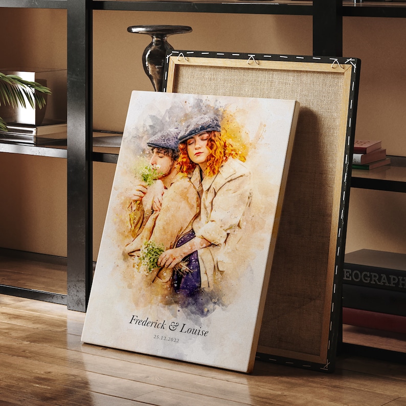 Puede incluir: Una pintura de acuarela de una pareja con ropa vintage. La mujer lleva un abrigo beige y un sombrero azul. El hombre lleva una chaqueta marr&oacute;n y un sombrero azul. Est&aacute;n sosteniendo un ramo de flores. La pintura se titula "Frederick & Louise" y la fecha "25.12.2022" est&aacute; escrita debajo del t&iacute;tulo.