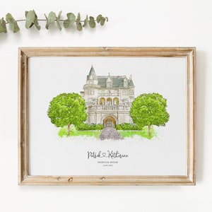 K&ouml;nnte beinhalten: Eine Aquarell-Illustration eines gro&szlig;en wei&szlig;en Hauses mit einem grauen Dach und gr&uuml;nen B&auml;umen auf beiden Seiten. Der Text "Patrick & Katherine" steht unter dem Haus, zusammen mit "Norfolk House" und "14.05.2023".