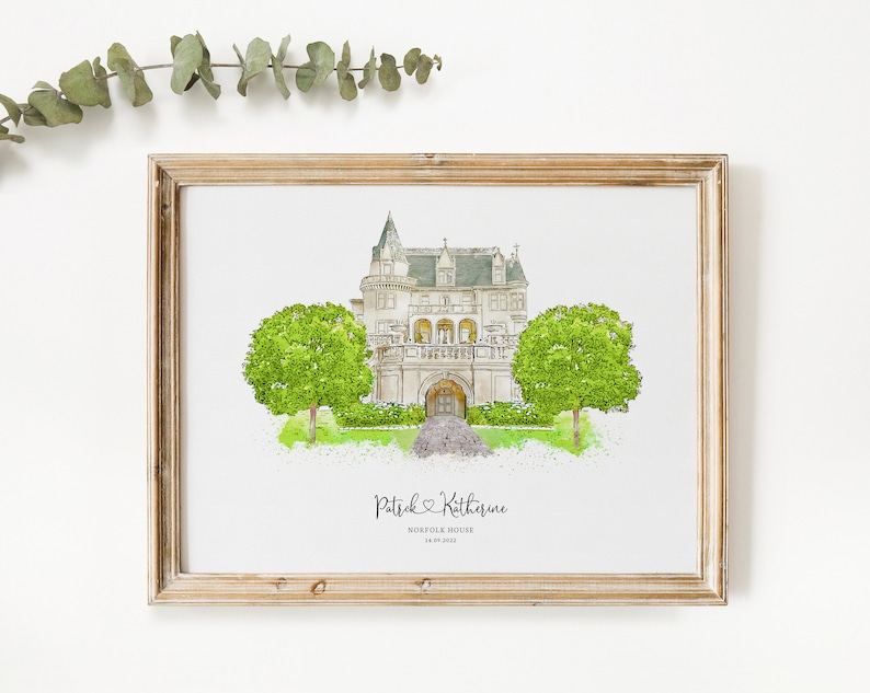 K&ouml;nnte beinhalten: Eine Aquarell-Illustration eines gro&szlig;en wei&szlig;en Hauses mit einem grauen Dach und gr&uuml;nen B&auml;umen auf beiden Seiten. Der Text "Patrick & Katherine" steht unter dem Haus, zusammen mit "Norfolk House" und "14.05.2023".