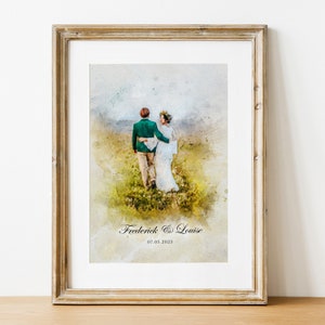 Puede incluir: Una pintura de acuarela de una pareja caminando de espaldas a la c&aacute;mara en un campo. La pareja lleva atuendos de boda. La pintura tiene un ambiente suave y rom&aacute;ntico. El texto "Frederick & Louise 07.05.2023" est&aacute; en la parte inferior de la pintura.
