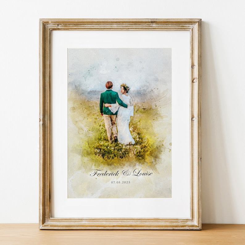 Puede incluir: Una pintura de acuarela de una pareja caminando de espaldas a la c&aacute;mara en un campo. La pareja lleva atuendos de boda. La pintura tiene un ambiente suave y rom&aacute;ntico. El texto "Frederick & Louise 07.05.2023" est&aacute; en la parte inferior de la pintura.