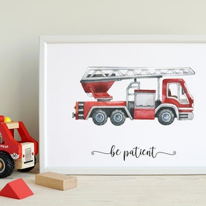 Op de afbeelding: Een aquarel-illustratie van een rode brandweerwagen met een ladder, op een witte achtergrond met de tekst "be patient".