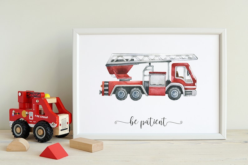 Op de afbeelding: Een aquarel-illustratie van een rode brandweerwagen met een ladder, op een witte achtergrond met de tekst "be patient".