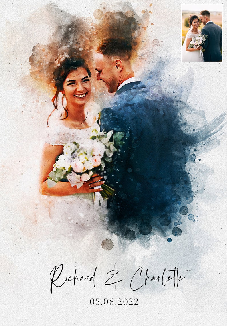 Puede incluir: Una pintura de acuarela de una novia y un novio en su d&iacute;a de boda. La novia sostiene un ramo de flores y sonr&iacute;e al novio. El novio mira a la novia y sonr&iacute;e. La pintura est&aacute; sobre un fondo blanco con el texto "Richard & Charlotte 05.06.2022" en la parte inferior.