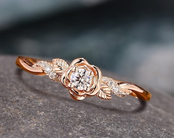 Anello di fidanzamento con moissanite taglio rotondo floreale in oro rosa, delicato design a foglia ispirato alla natura, anello nuziale con anello twist per anniversario