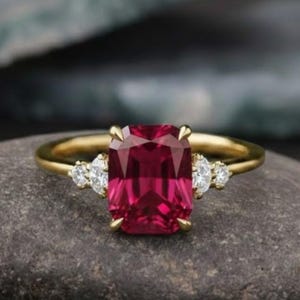 Puede incluir: Un juego de tres tazas de cerámica con un acabado mate moteado. Las tazas son de color crema, marrón claro y marrón oscuro. Cada taza tiene un diseño sencillo y un asa redondeada.