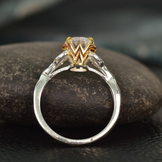 Anillo de la Mujer Maravilla Anillo de compromiso Regalo para fanaticos de los comics Joyas de superheroes de 14k Anillo de cosplay geek Anillo asesino del dios Zeus Anillo minimalista Etsy
