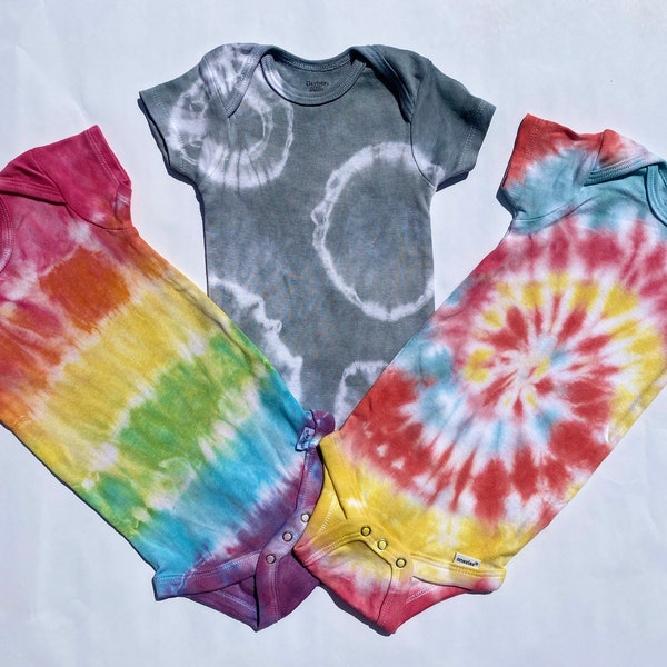 CUSTOM Tie Dye Onsie // Tie Dye Onsie // Tie Dye Babies // 3-6 mois Onsie // 6-9 mois Onsie // 12 M Onsie // 18 M Onsie //