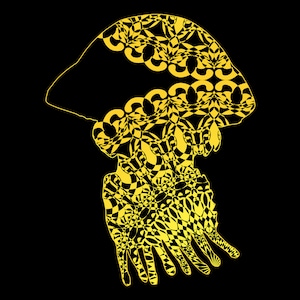 Puede incluir: Ilustración abstracta de una medusa amarilla y negra. El diseño de la medusa presenta patrones geométricos intrincados. El fondo es negro sólido, lo que resalta el diseño amarillo.
