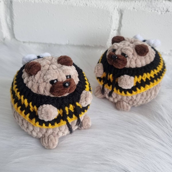 Carlin au crochet avec un pull bourdon, peluche, carlin amigurumi, peluche kawaii, cadeau mignon pour un ami ou pour vous-même, ami de bureau.