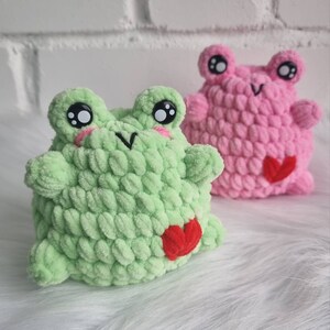 Crochet PINK/GREEN frog plush toy, amigurumi frog, pink frog with a heart, gift for friend or for yourself, stuffed animal, valentine frog