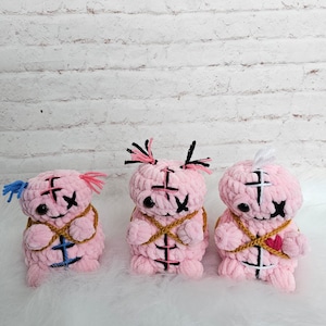 Niedliche Voodoo Puppe gehäkelt