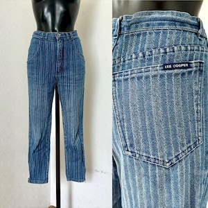 Könnte beinhalten: Blaue gestreifte Jeans mit einem Lee Cooper Logo auf der Gesäßtasche.