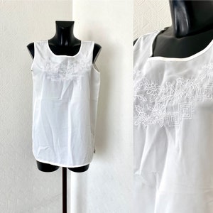 Biała jedwabna bluzka damska letnia bluzka bez rękawów boho bluzka z kwiatowym dekoltem bluzka typu pullover lekka szeroka bluzka haftowana bluzka rozmiar L