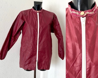 Vintage 90s Unisex Red Rain Jacket Crew Chubasquero Borgoña Peso ligero Outwear Blazer Bomber Jacket Street Style Chaqueta de verano Talla M / L