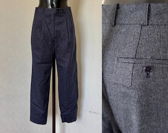 Peut inclure: Pantalon bleu foncé à taille haute et plis. Le pantalon est présenté sur un mannequin. Un gros plan montre le tissu texturé et une poche boutonnée.