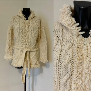 90s Soft Knitted White Women&#39;s Cardigan Warm Zippered Hooded Long Knit Wool Fringed Jacket with Belt Winter Warm up Hand Made Knit Size M/L