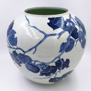 Exquisite Arita porcelain jar by Tani Kenji 谷健治