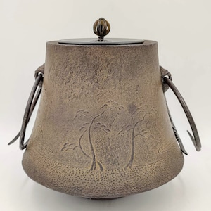 Cast Iron Chagama by LNT Takahashi Keiten (高橋敬典)