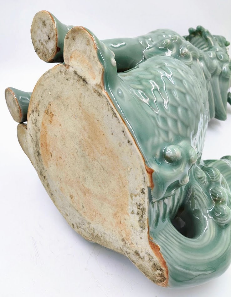 純手作りで焼かれた陶磁器の麒麟は 純手作りで焼かれた陶磁器の麒麟は