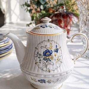 Vintage Royal Tara Teapot – Fine Bone China Floral Irish Pottery Piece
