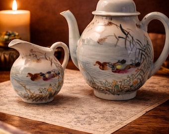Juego antiguo de tetera y lechera de porcelana japonesa Nippon con patos pintados a mano, estilo paisaje, principios del siglo XX.