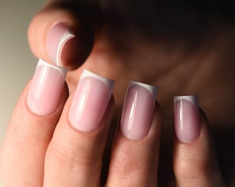 Presse French Tip rose sur les ongles | Réutilisable, Peint à la main