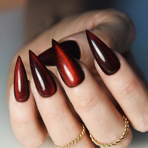 GOTH CHRISTMAS, CHERRY Red Press On Nails, Cat Eye Gel Manicure, cadeau voor nichtje, gotische stilettonagels, kerstmis eenvoudige nepnagels voor haar