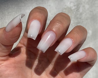 ACRYLIQUE LAITEUX B*TCH | Mat brillant | Presse peinte à la main sur les ongles | Faux ongles | Stiletto Ovale Amande Carré Cercueil Balerine | Longue Moyenne Courte