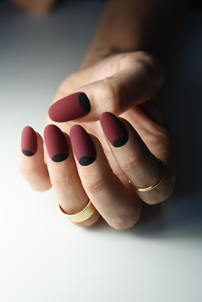 Set of 10 handmade, reusable, personalized and customizable press on nails in deep red color, with matte finishing and moon black nail art.