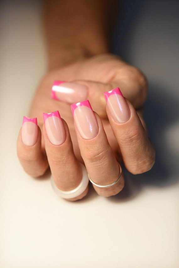 24 Künstliche Nägel Quadratisch Mit Französischem Rand – Mittellang Für Damen & Mädchen Inkl. Kleber