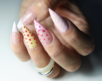 Unghie finte pastello, unghie a pois, unghie a stiletto rosa, unghie kawaii carine, unghie primaverili, unghie da incollare
